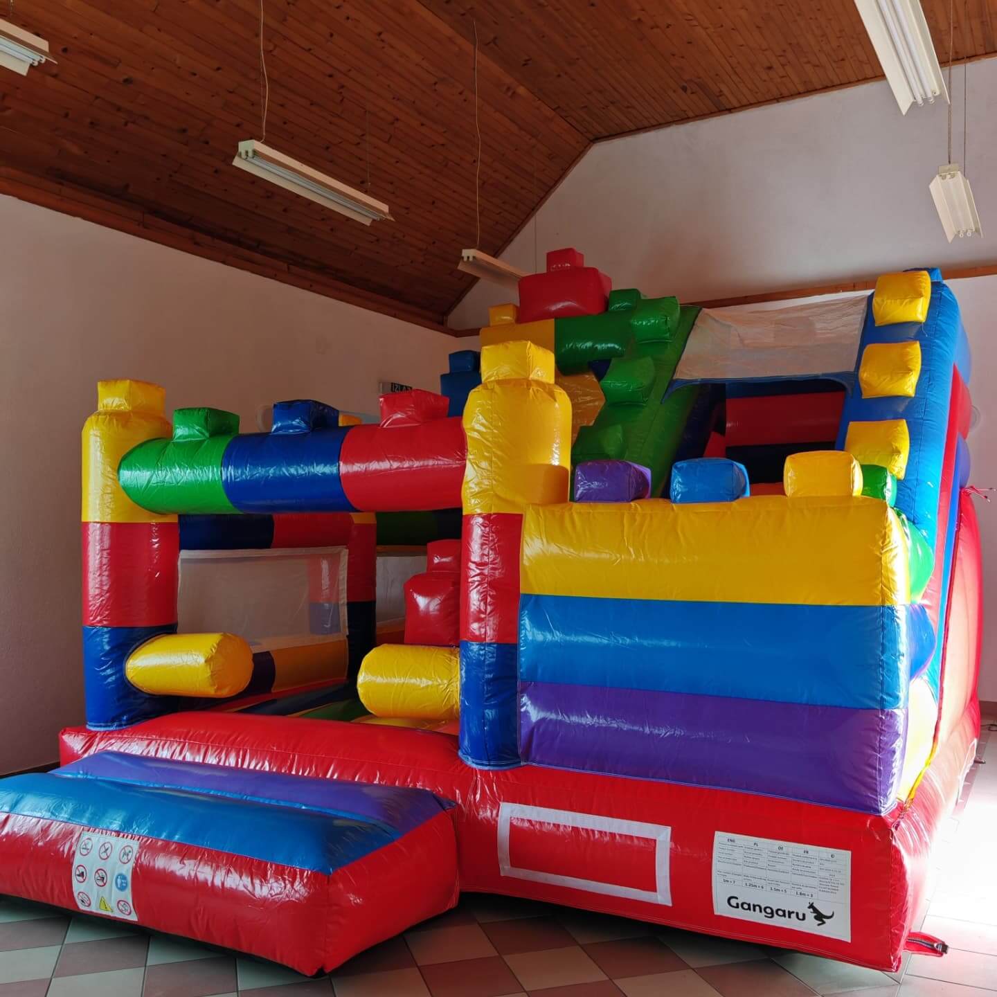 Napuhanac Šarene kockice - postavljen u dvorani